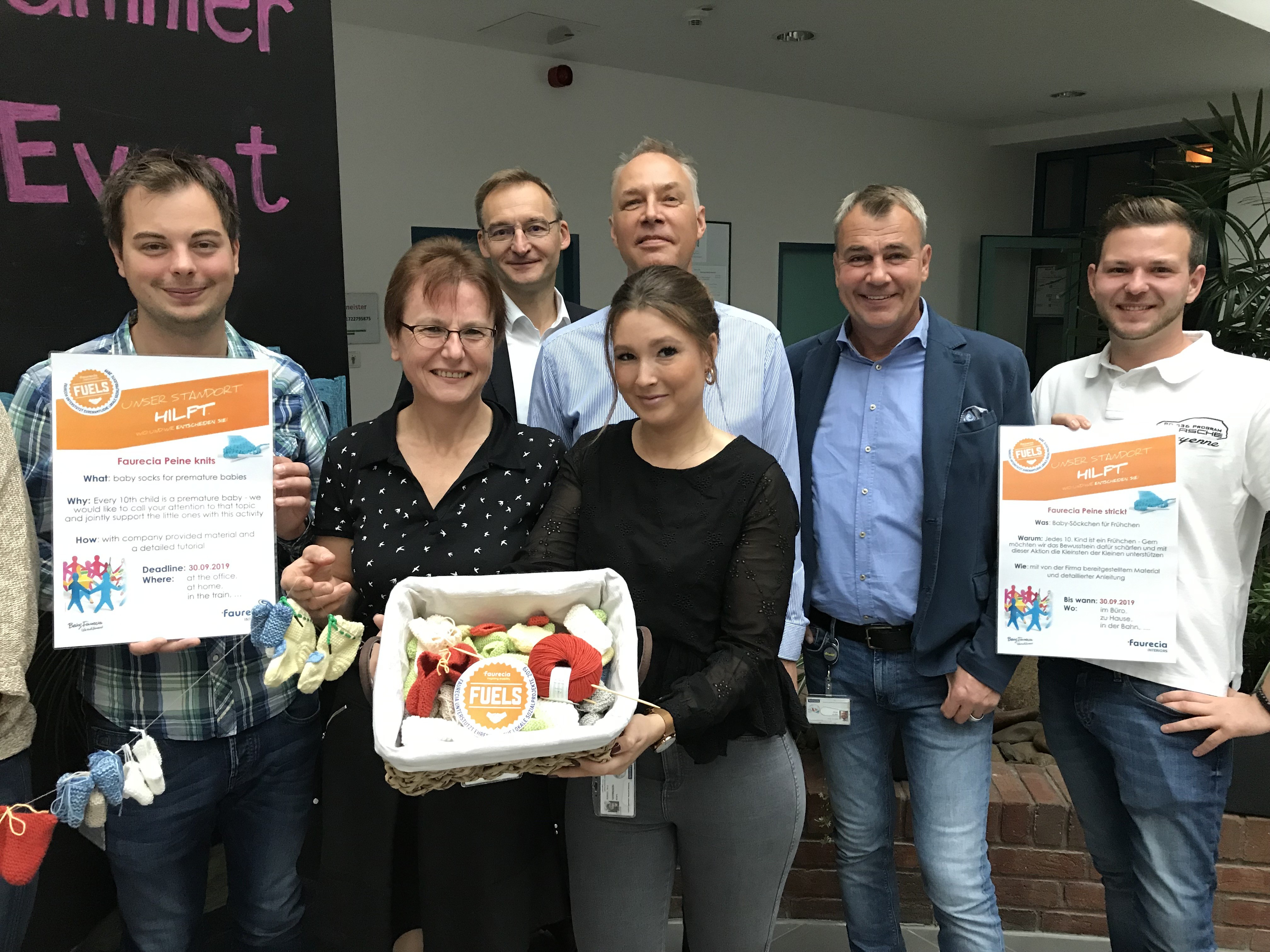 The employees of the Tech Center in Peine presented the premature baby ward of the Helios Clinic with a donation of 100 self-knitted socks and 500 euros.