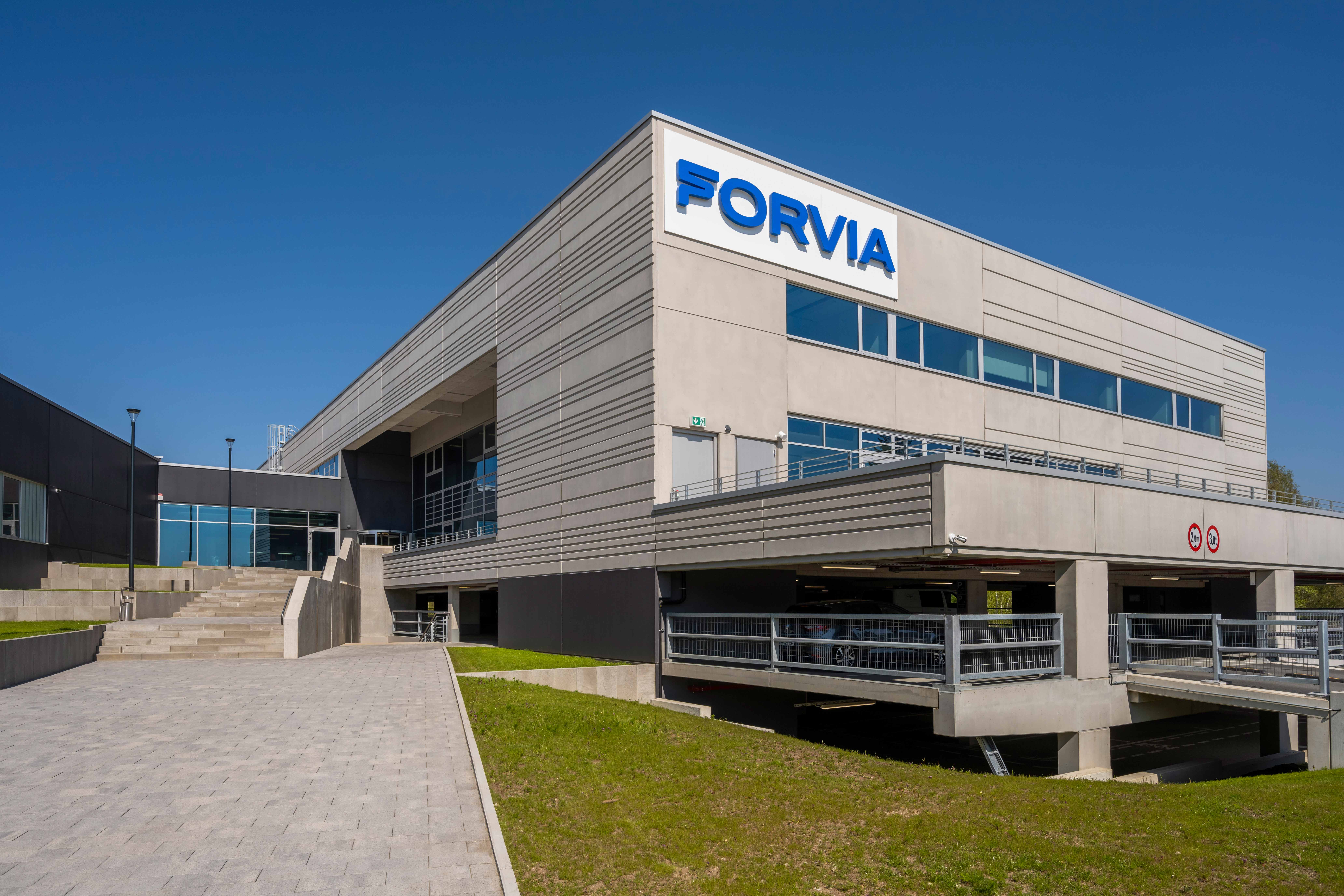FORVIA Technology & Customer Center eröffnet in Hannover