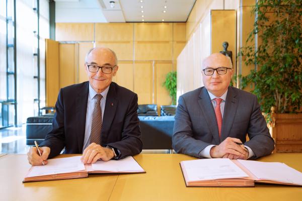 Air Liquide and Faurecia CEOs signing